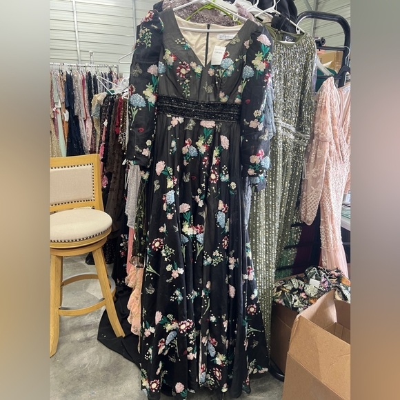 Mac Duggal 79361 NWT EMBROIDERED BISHOP SLEEVE V NECK FLOWY GOWN - Picture 5 of 10